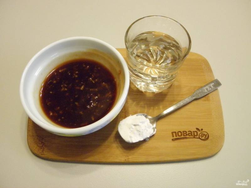 7. Теперь, пока овощи и мясо жарятся, приготовьте соус для свинины. Смешайте соевый соус с давленым чесноком, сахаром, томатной пастой, уксусом и имбирем. В стакане воды разведите крахмал и соедините все. Перемешайте.