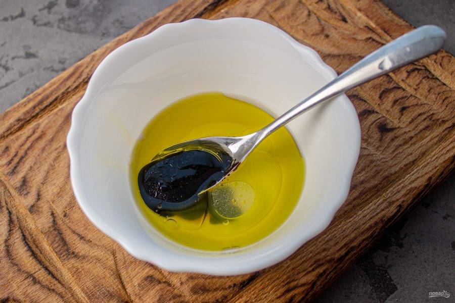 Приготовьте заправку. Соедините оливковое масло, сок лимона, бальзамический соус, соль и черный молотый перец по вкусу. Перемешайте и оставьте настояться.