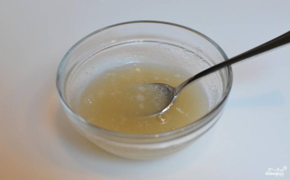 Для крема растворите желатин в холодной воде.