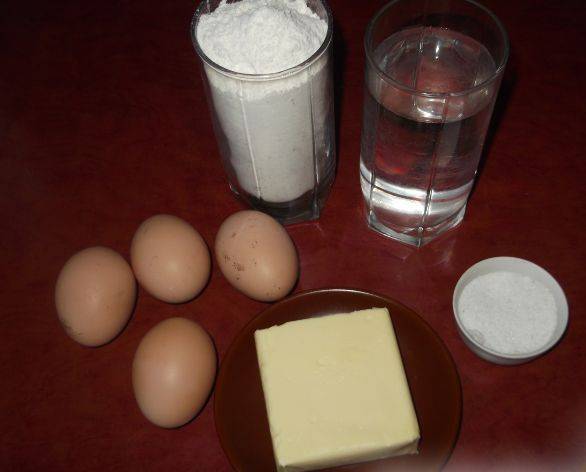 1. Классический рецепт заварного теста, для которого нам понадобятся яйца, маргарин или сливочное масло, вода, соль и мука.