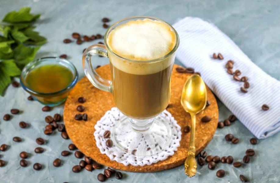 Влейте молоко из заварника в емкость с кофе, выложите пену и подайте медовый раф к столу на дегустацию.