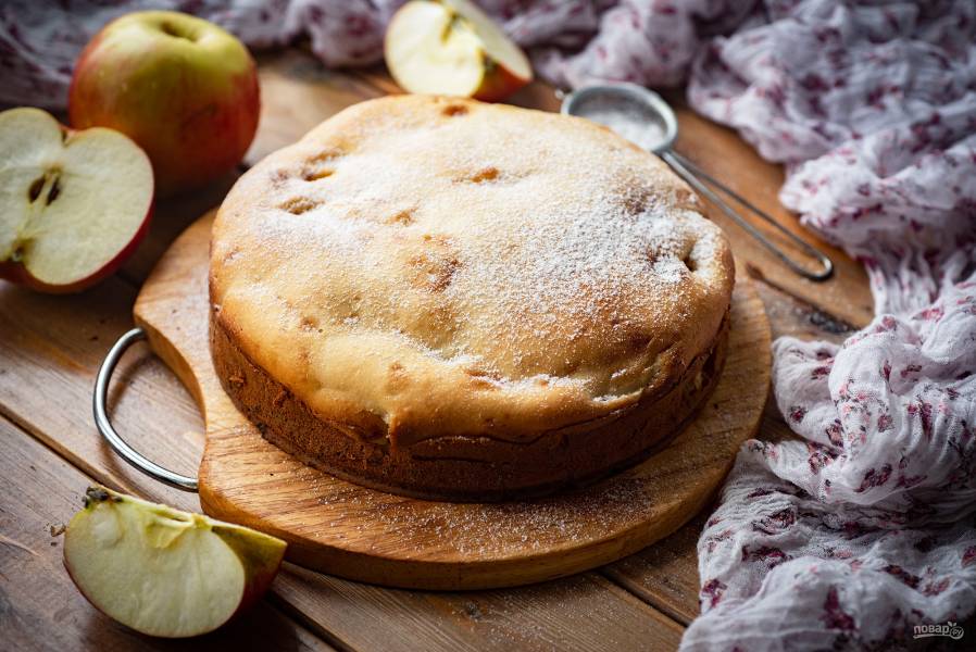 Заливной пирог на ряженке в духовке с яблоками