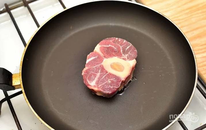 Раскалите хорошенько сковороду и положите мясо без всякого масла.