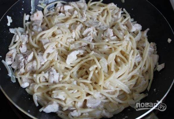 9.	Готовые спагетти перекладываю на сковороду к луку и курице, перемешиваю и прогреваю еще пару минут.