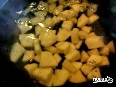 Наливаем в кастрюлю 2-2,5 литра воды или любого бульона, доводим до кипения и отправляем картофель вариться.