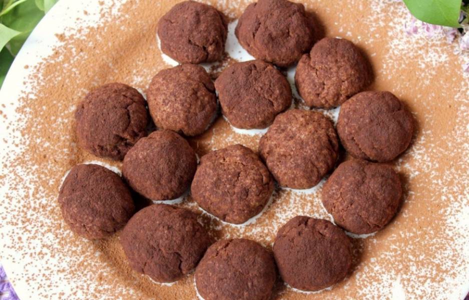 7.	Перекладываю печенье на тарелку и посыпаю немного какао, внутри оно получается мягким, а снаружи с легкой корочкой. 