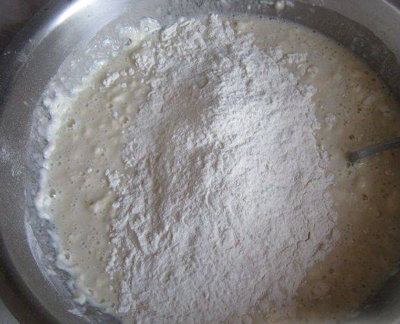 3. Выливаем опару, когда она подойдет, в глубокую емкость, добавляем остальные ингредиенты и замешиваем тесто.