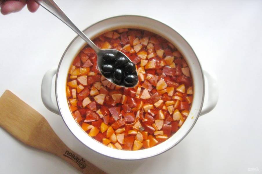 В готовую солянку добавьте маслины без косточки.