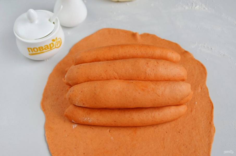 13. Отложенное красное тесто раскатайте в пласт. Сверху положите "куколок" и заверните в тесто. Формовать хлеб можно в 4 куколки в ряд или так: 3-2-3 куколки. Тогда выпекать нужно только в высокой форме.