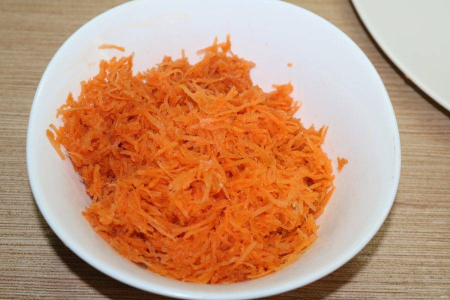 Почистите и натрите морковь на мелкой тёрке.