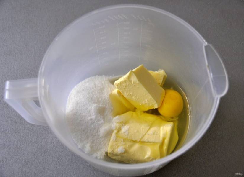 К размягченному сливочному маслу добавьте  соль, сахар, яица. Перемешайте.