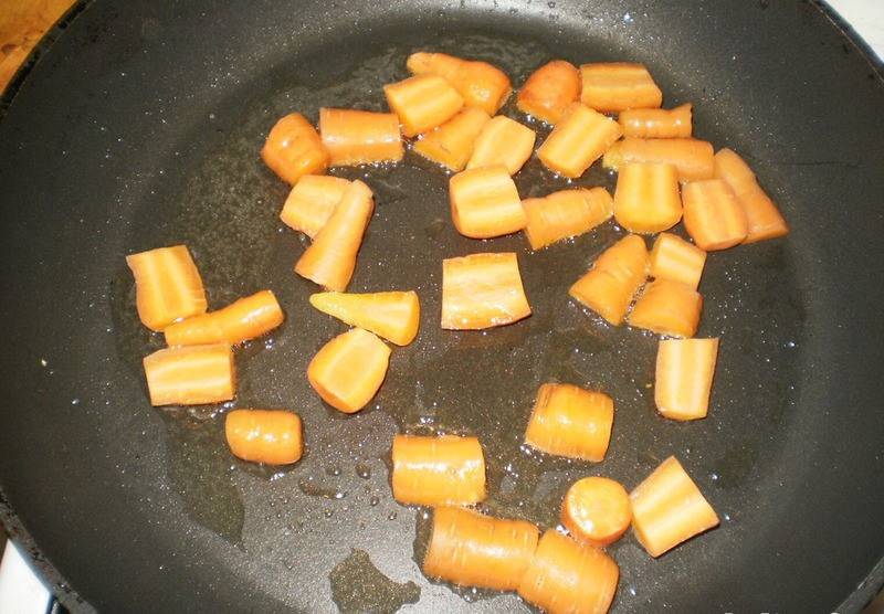 4. Морковку моем, чистим, режем крупными кусочками и тоже обжарим, а затем отправим к мясу.
