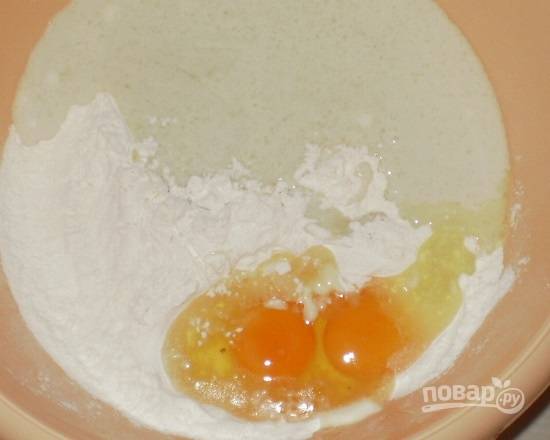 В отдельную миску просеиваем муку, добавляем растопленное сливочное масло, ванильный сахар, соль, яйца и дрожжевой раствор.