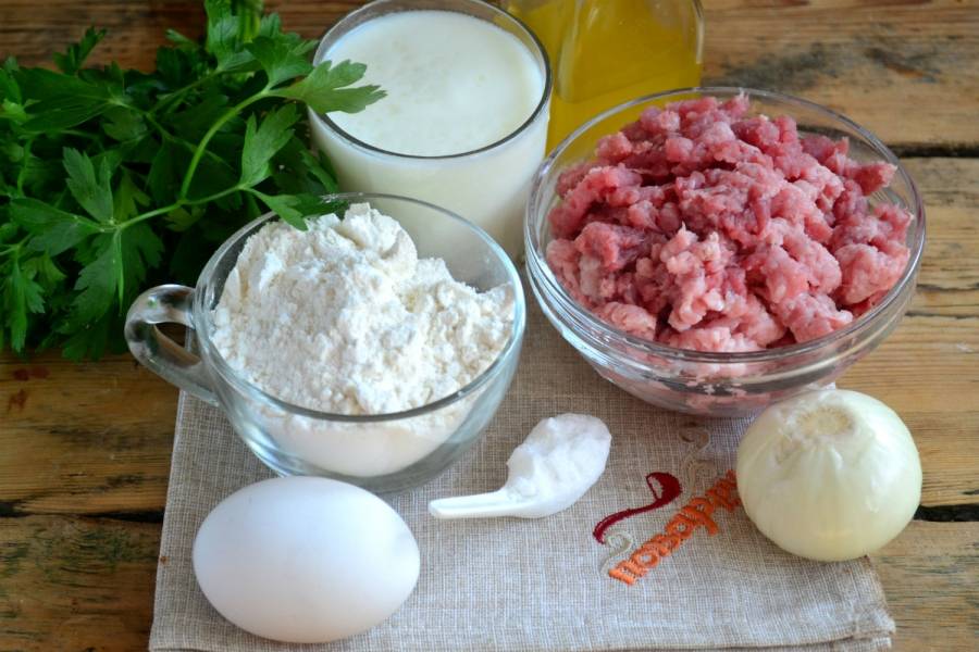 Подготовьте все необходимые ингредиенты. Свининку заранее пропустите через мясорубку, луковицу измельчите с помощью той же мясорубки или с помощью блендера. 
