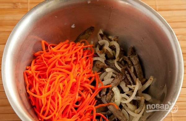 В миске соедините морковь с поджаркой.
