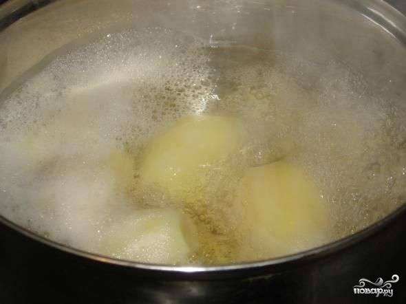 Чистим, моем и отвариваем картофель.