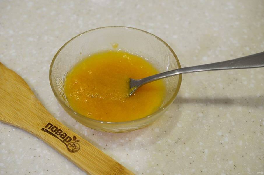 U shahvoniy tarzda taytlariga siydi.