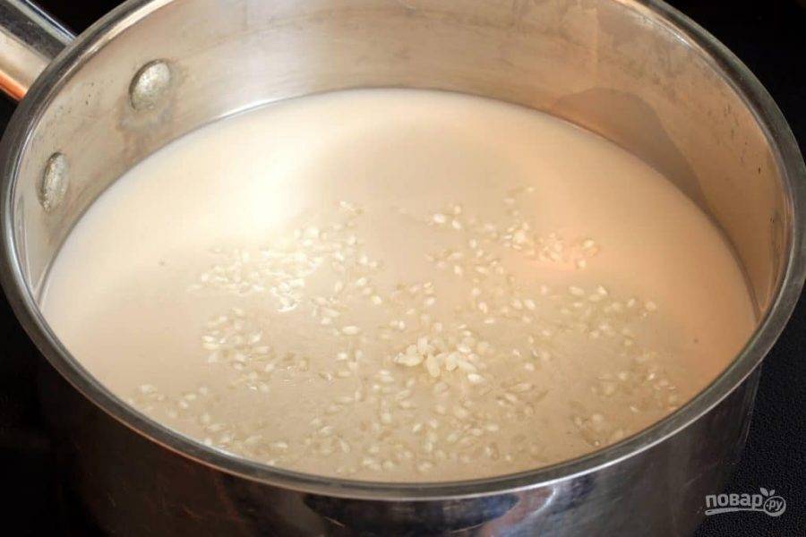 2.	Выложите в кастрюлю рис, залейте его молоком, добавьте мед или сахар, соль, корицу. 