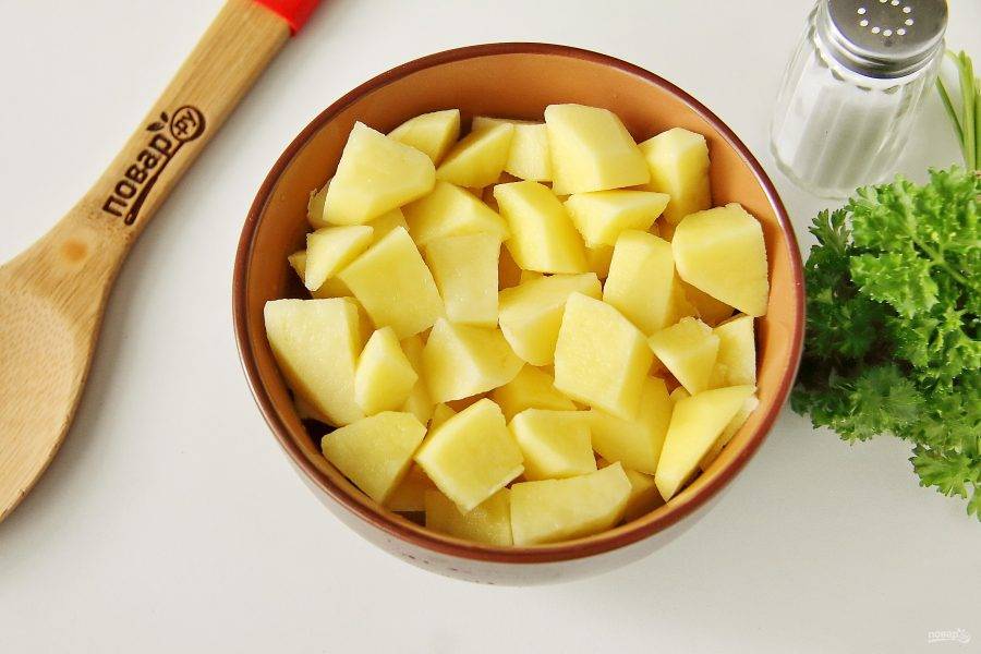 Картофель очистите и нарежьте небольшими кубиками.