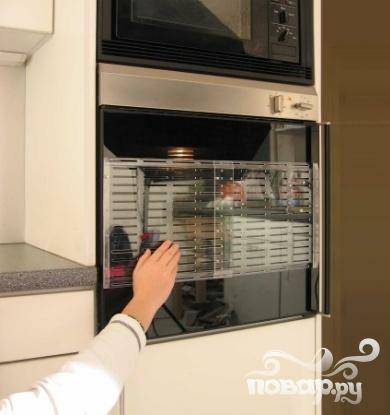 1. Прогреть духовку до температуры 175-180 градусов Цельсия и приготовить жаропрочную кастрюлю.