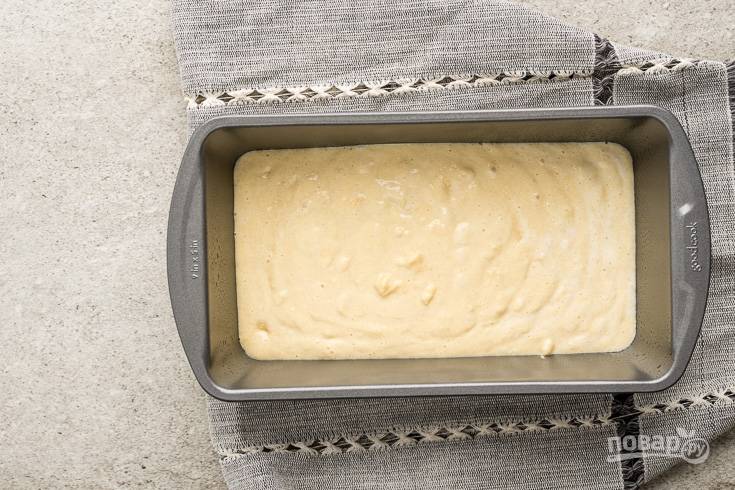5. Выложите тесто в форму, разровняйте и отправьте в разогретую до 190 градусов духовку. 