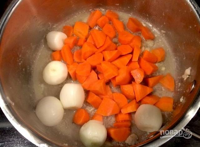 5.	Верните кастрюлю после мяса со всеми соками обратно на огонь, добавьте чеснок, лук и морковь. Обжаривайте овощи 2-3 минуты.