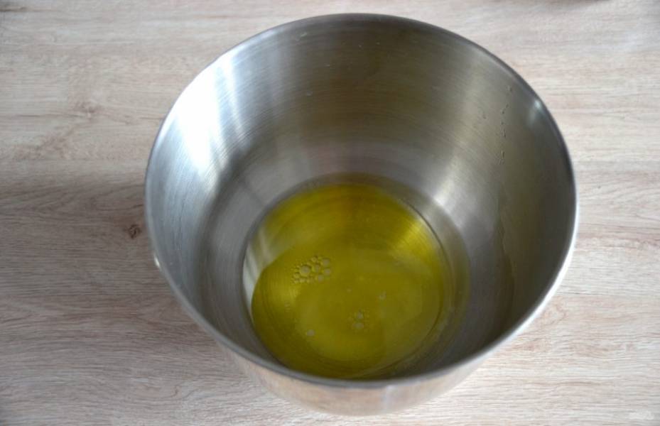 В теплой воде растворите соль, влейте оливковое масло.