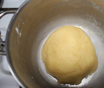 2. Тесто должно легко отходить от стенок кастрюли. Пусть немного остынет, затем добавим  яйца. 