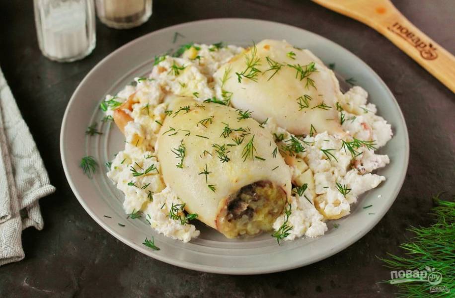 Кальмары с грибами и сыром. Шампиньоны фаршированные кальмарами. Кальмары фаршированные грибами. Кальмары фаршированные рисом. Кальмар фаршированный рисом и грибами.