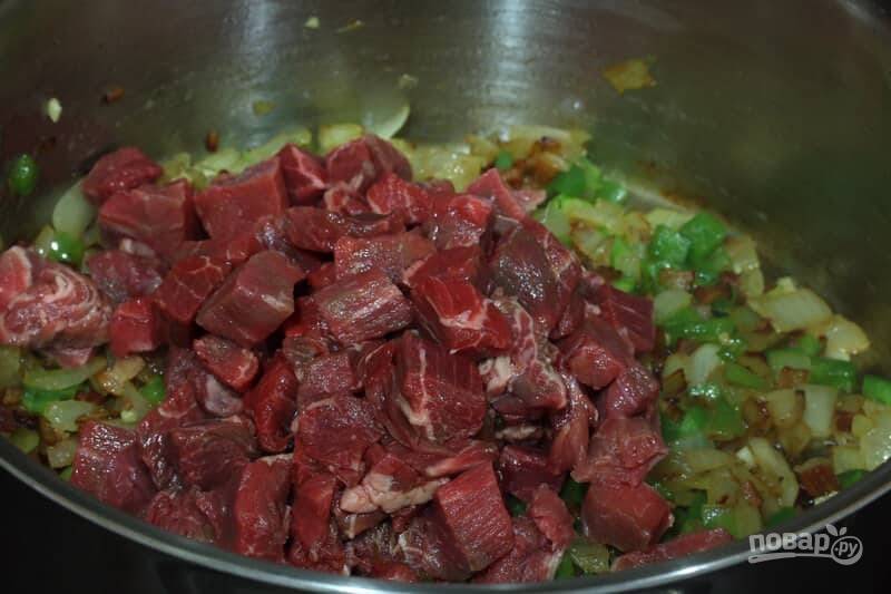 5.	Нарежьте говядину небольшими кусочками, выложите мясо спустя 2 минуты после добавления перца.