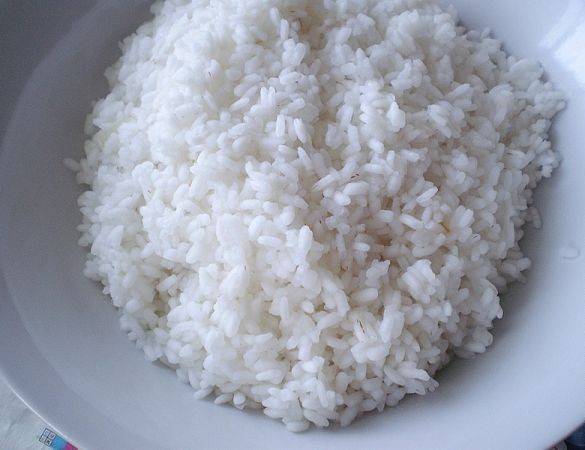 Рис отвариваем почти до готовности в слегка подсоленной воде.