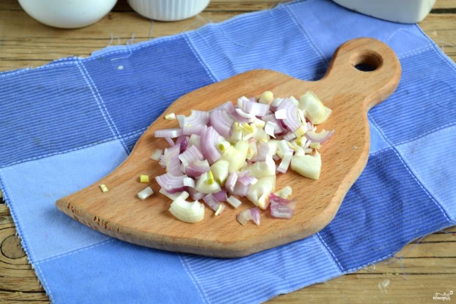 Мелкие луковицы порежьте полукольцами, крупные измельчите четвертькольцами.