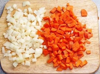 Рецепт баранины тушеной с овощами с фото:
1. Начинаем приготовление с овощей: морковь и картофель необходимо очищаем, после этого промываем и далее нарезаем кубиками.
