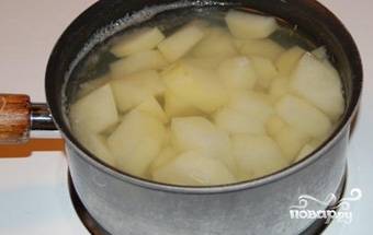 Нарезаем картошку, солим, наливаем воду и ставим варить. Воды наливаем столько, чтобы она немного покрывала картофель. Иначе суп может получиться жидким. 