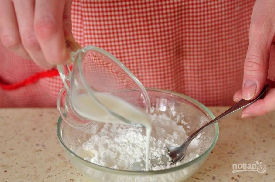 Пока кулич выпекается, приготовьте для него глазурь. Для этого смешайте в пиалке сахарную пудру со столовой ложкой молока. Готовый остывший кулич смажьте глазурью, дайте ей застыть и подавайте выпечку к столу. 