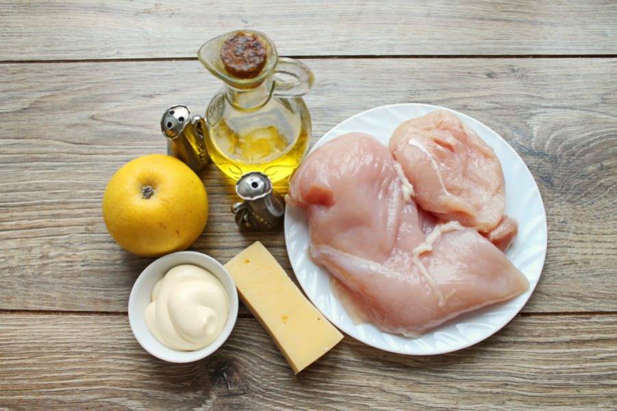 Подготовьте все необходимые ингредиенты для приготовления куриной грудки с яблоком и сыром в духовке.
