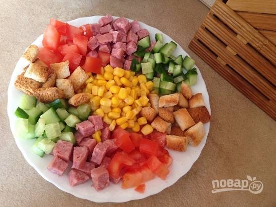 Салат с чипсами и копченой колбасой — рецепт с фото пошагово