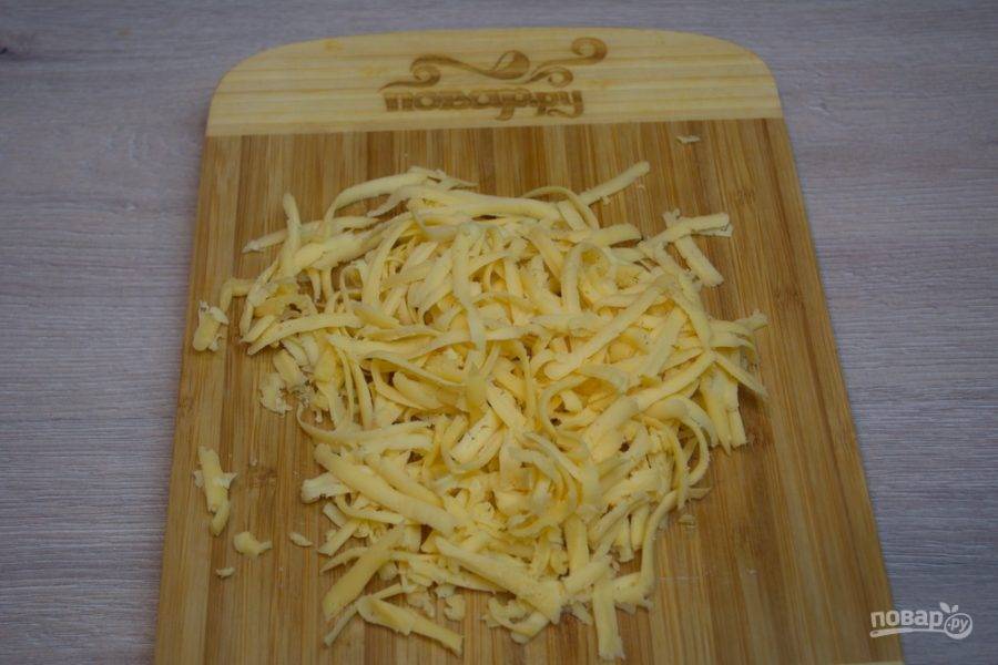 5. На крупной терке натрите твердый сыр.