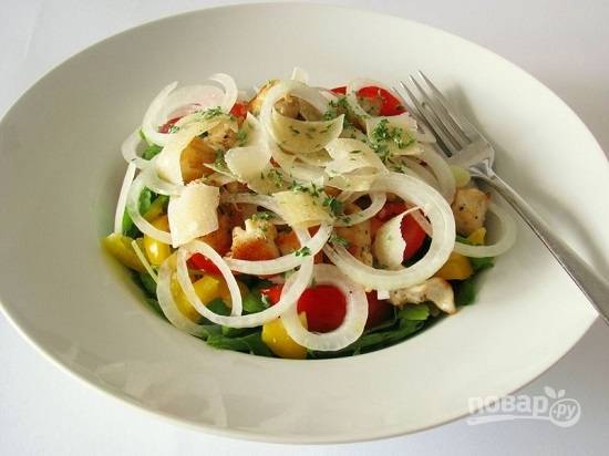 Теперь разложим теплые кусочки куриного филе и посыпаем все пармезаном.