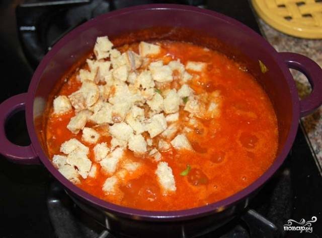 Добавить к помидорам мелко покрошенный хлеб, остатки базилика и варить еще минут 10.