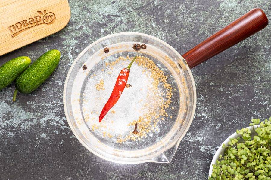 Для маринада добавьте в воду соль, сахар, перец чили и все специи. Доведите до кипения и проварите 1 минуту.