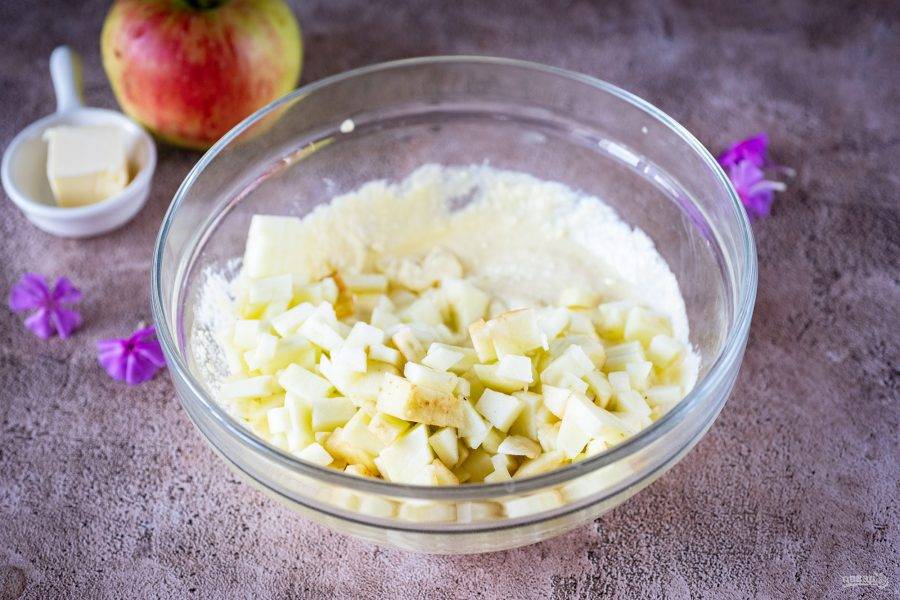 Добавьте яблочные кубики в творожную массу.