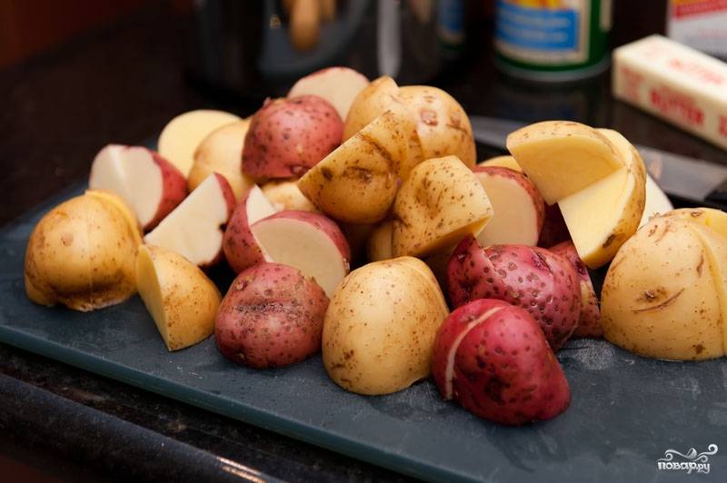 Чистим картофель и нарезаем его на брусочки. Помещаем их в большую кастрюлю, добавляем достаточно воды, чтобы только покрыть картофель и доводим его до слабого кипения.