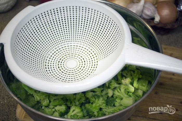 4. С готового картофеля слейте воду на брокколи, установив сверху дуршлаг. После откиньте брокколи на дуршлаг и обсушите. 