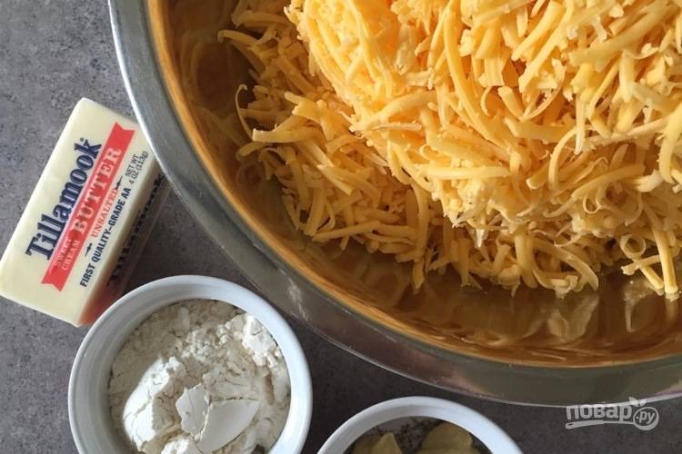 1. Подготовьте ингредиенты к дальнейшей готовке. Натрите сыр на средней терке.