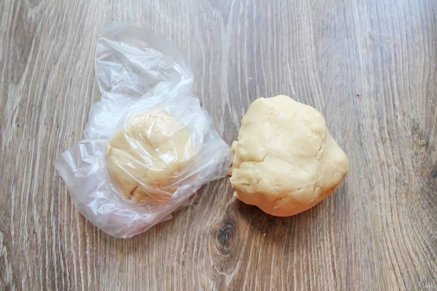 Разделите тесто на две части размером 1/3 и 2/3. Меньшую часть положите в пакет и уберите в морозильную комнату на 15 минут. 