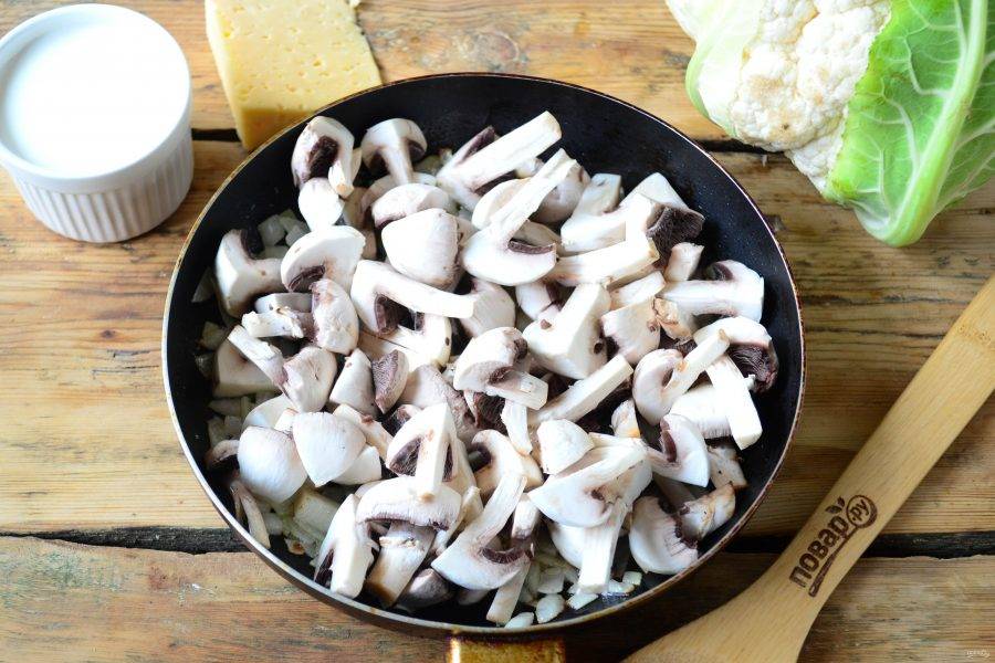 Добавьте очищенные и порезанные на несколько частей грибы. Потомите несколько минут, чтобы грибы стали чуть мягкими.