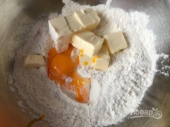 4. Приготовьте тесто из оставшегося масла, двух желтков, муки и щепотки соли. Заверните в пленку и отправьте в холодильник.