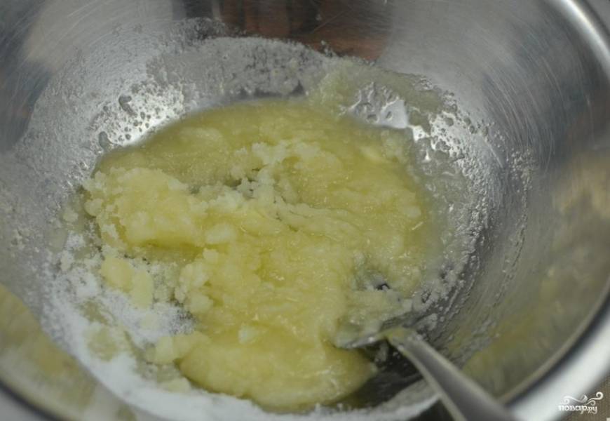 В отдельной мисочке смешиваем сливочное масло, сахар и соль.