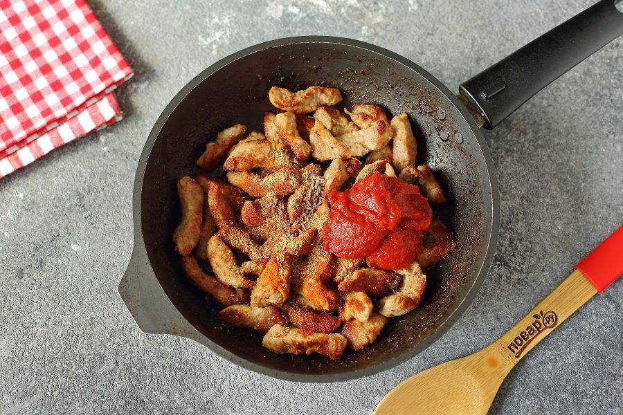 Добавьте томатную пасту и специи. Обжарьте все вместе еще 1-2 минуты.
